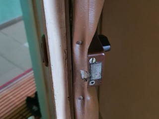 Wymiana starych zamków w drzwiach 