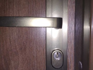 Otwarcie drzwi z kluczem w środku