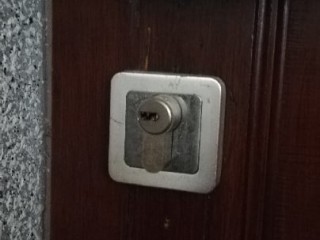 Otwarcie drzwi z kluczem który został złamany