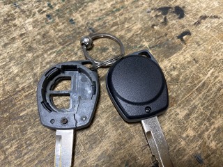 Brak części obudowy w kluczu i niedziałające przyciski
