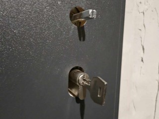 Otwarcie zablokowanej wkładki z kluczem w środku