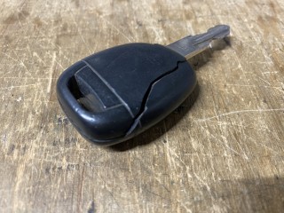 Rozwalona obudowa klucza Renault