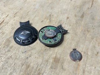 Wymiana akumulatorków w kluczach typu slot Mini Cooper