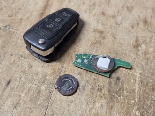 Wymiana akumulatorów w pilotach Ford Transit