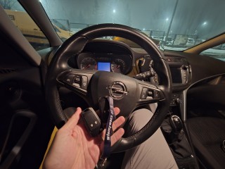 Dorabianie kluczy Opel Zafira – kolejny uratowany przypadek!