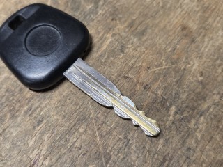 Nie używaj pękniętego klucza samochodowego!