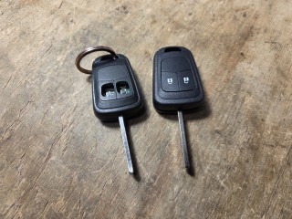 Twój kluczyk do Opla lub Chevroleta wygląda jak ten po lewej? Nie czekaj, aż auto odmówi posłuszeństwa!