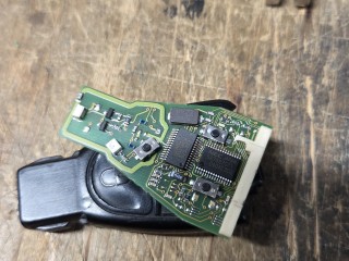 ​Twój Mercedes nie reaguje na kluczyk? Przywracamy „Rybki” do pełnej sprawności!