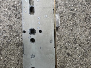 Zacięte drzwi? Oferujemy awaryjne otwieranie i profesjonalny serwis zamków listwowych!