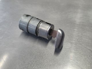 Dorobienie awaryjnego grotu pilota keyless na podstawie zamka