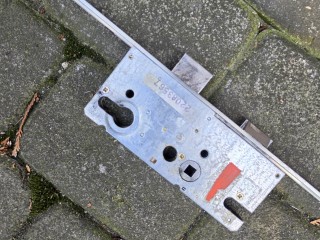 Wymiana zamka listwowego? Pamiętaj: sam sprzęt to tylko połowa sukcesu!